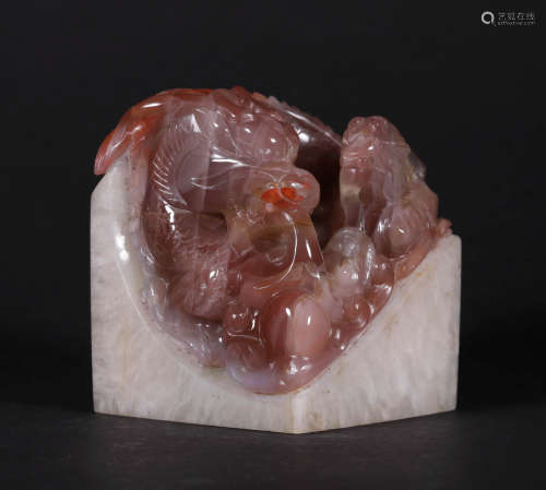 A CHINESE VINTAGE AGATE SEAL