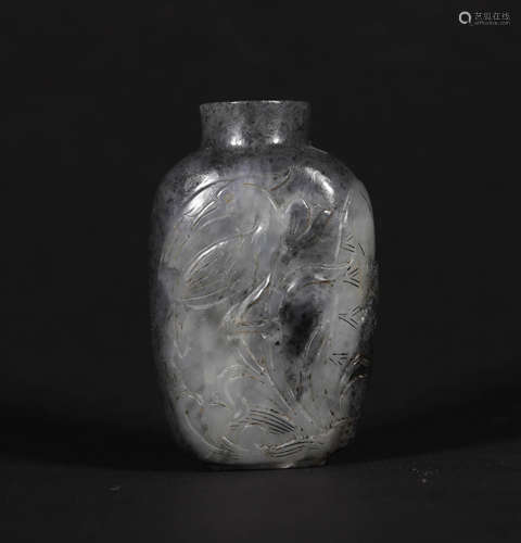 A CHINESE VINTAGE JADE SNUFF BOTTLE