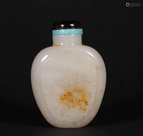 A CHINESE VINTAGE WHITE JADE SNUFF BOTTLE