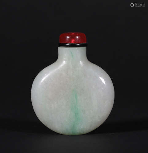 A CHINESE VINTAGE WHITE JADE SNUFF BOTTLE