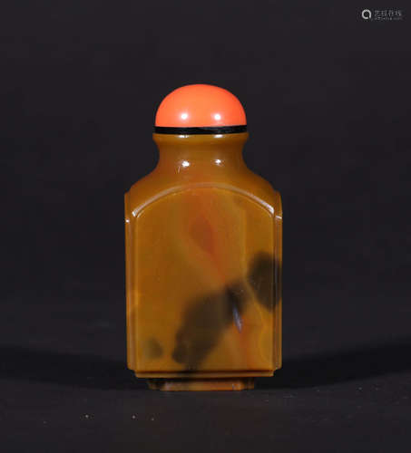 A CHINESE VINTAGE AGATE SNUFF BOTTLE