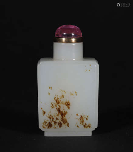 A CHINESE VINTAGE WHITE JADE SNUFF BOTTLE