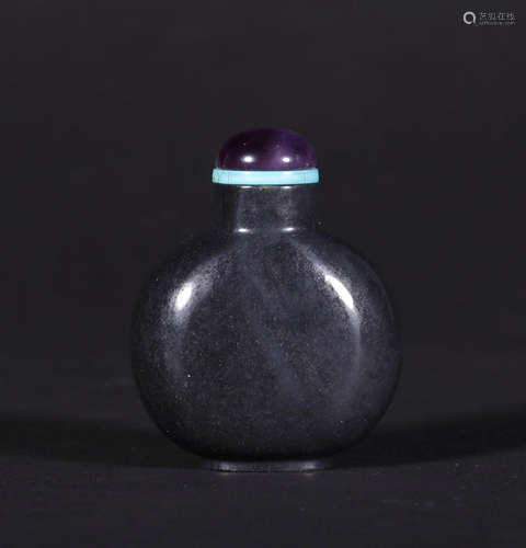 A CHINESE VINTAGE BLACK JADE SNUFF BOTTLE