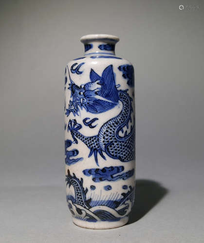 A CHINESE VINTAGE PORCELAIN SNUFF BOTTLE