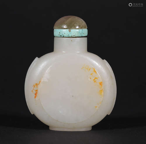 A CHINESE VINTAGE WHITE JADE SNUFF BOTTLE