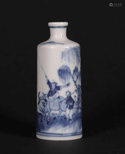 A CHINESE VINTAGE PORCELAIN SNUFF BOTTLE