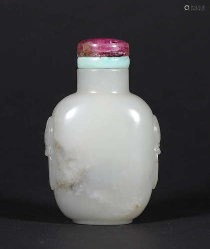 A CHINESE VINTAGE WHITE JADE SNUFF BOTTLE