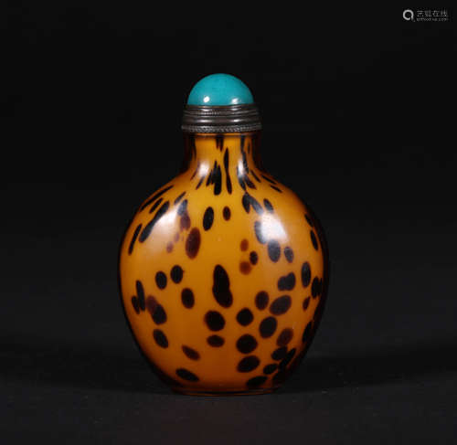 A CHINESE VINTAGE SNUFF BOTTLE