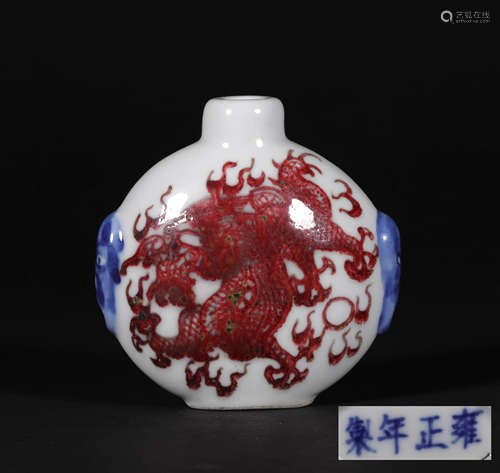 A CHINESE VINTAGE PORCELAIN SNUFF BOTTLE