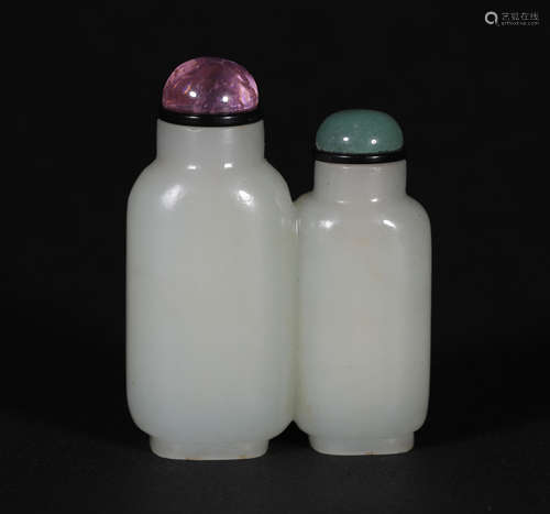 A CHINESE VINTAGE WHITE JADE SNUFF BOTTLE