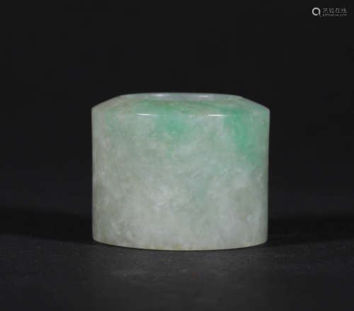 A CHINESE VINTAGE JADEITE THUMB RING