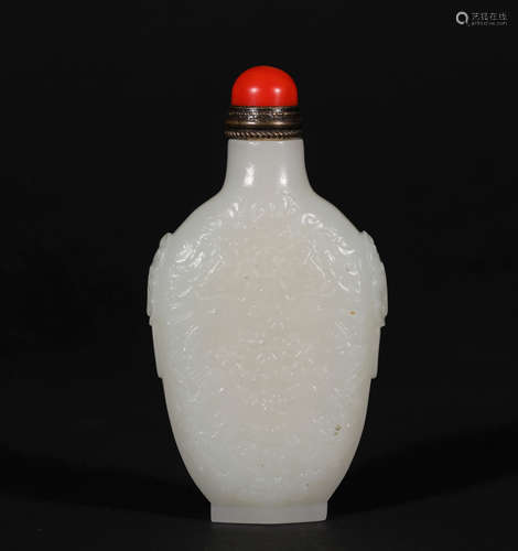 A CHINESE VINTAGE WHITE JADE SNUFF BOTTLE