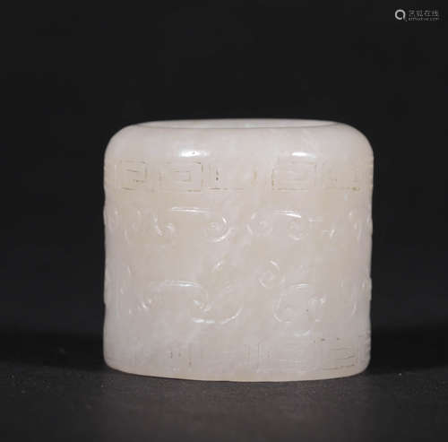 A CHINESE VINTAGE WHITE JADE THUMB RING. (CIRCA QING DYN.);