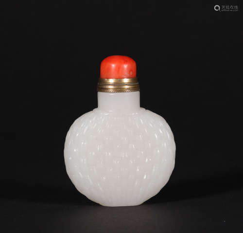 A CHINESE VINTAGE WHITE JADE SNUFF BOTTLE