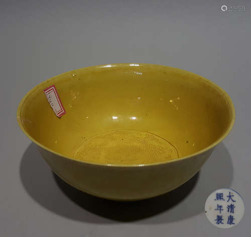 A CHINESE VINTAGE PORCELAIN BOWL