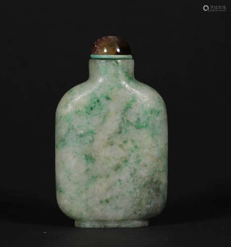 A CHINESE JADEITE SNUFF BOTTLE