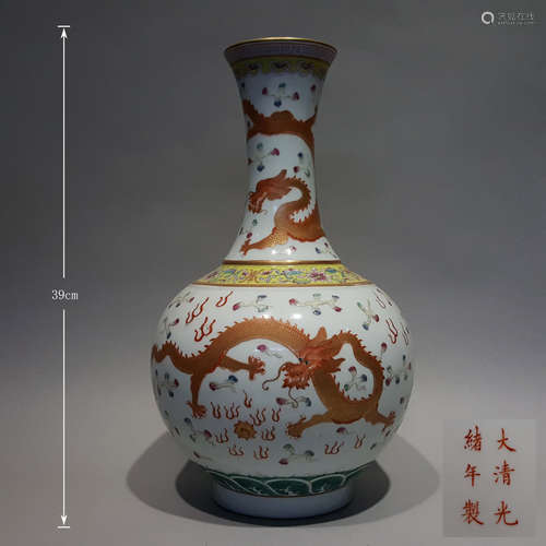 A CHINESE VINTAGE PORCELAIN BOTTLE