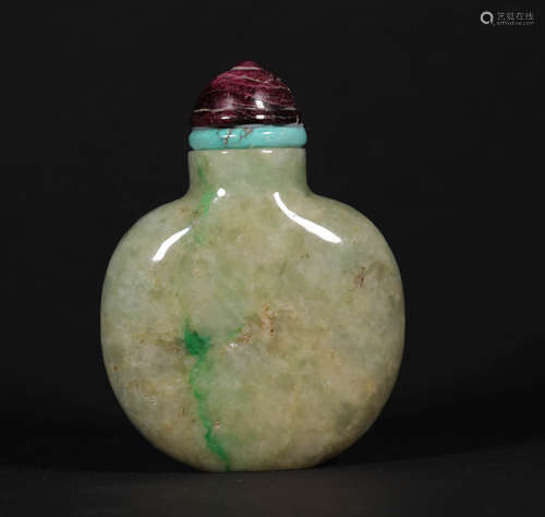 A CHINESE JADEITE SNUFF BOTTLE