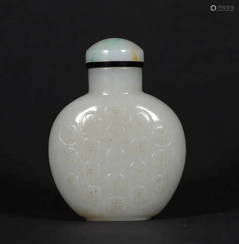 A CHINESE VINTAGE WHITE JADE SNUFF BOTTLE