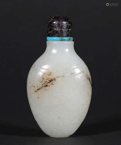 A CHINESE VINTAGE WHITE JADE SNUFF BOTTLE