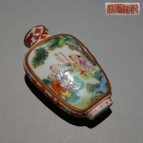 A CHINESE VINTAGE PORCELAIN SNUFF BOTTLE