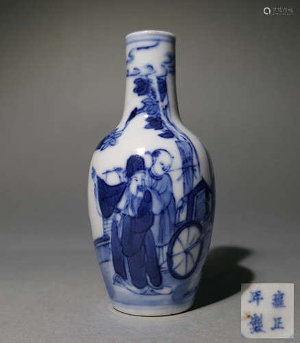 A CHINESE VINTAGE PORCELAIN SNUFF BOTTLE