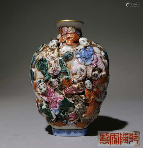 A CHINESE VINTAGE PORCELAIN SNUFF BOTTLE