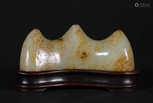 A CHINESE VINTAGE JADE BRUSH HOLDER