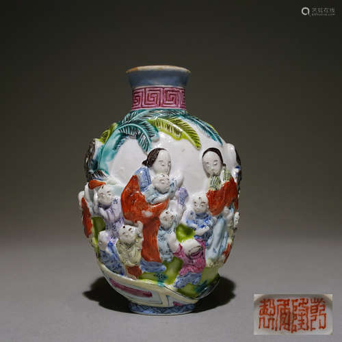 A CHINESE VINTAGE PORCELAIN SNUFF BOTTLE