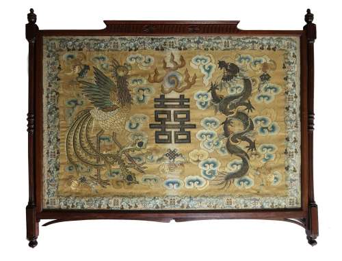 LARGE CHINESE SILK EMROIDERY MOUNTED IN WOOD FRAME