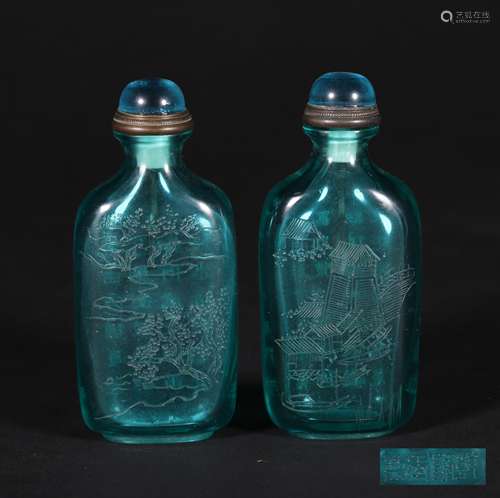 A PAIR OF CHINESE VINTAGE GLASS SNUFF BOTTLES