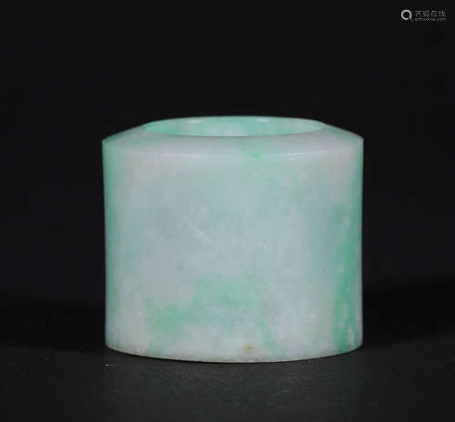 A CHINESE VINTAGE JADEITE THUMB RING