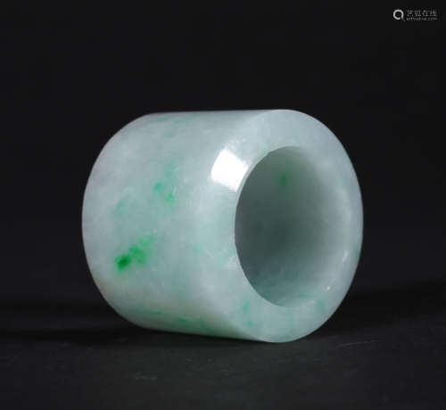 A CHINESE VINTAGE JADEITE THUMB RING