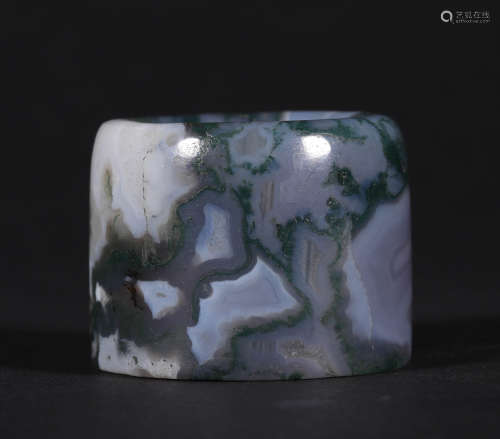 A CHINESE VINTAGE AGATE THUMB RING