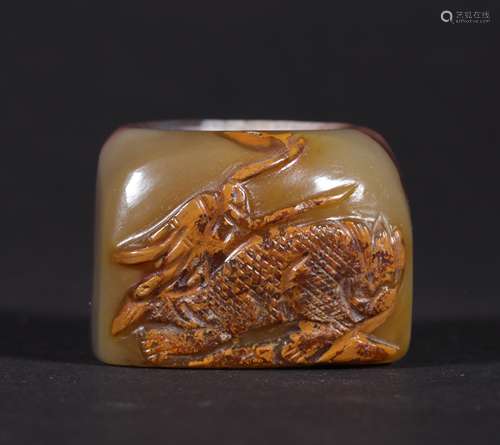 A CHINESE VINTAGE AGATE THUMB RING