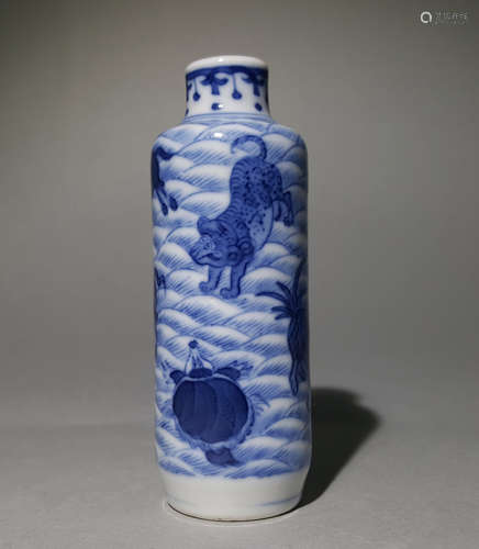 A CHINESE VINTAGE PORCELAIN SNUFF BOTTLE