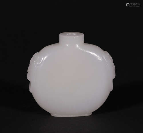 A CHINESE VINTAGE WHITE JADE SNUFF BOTTLE