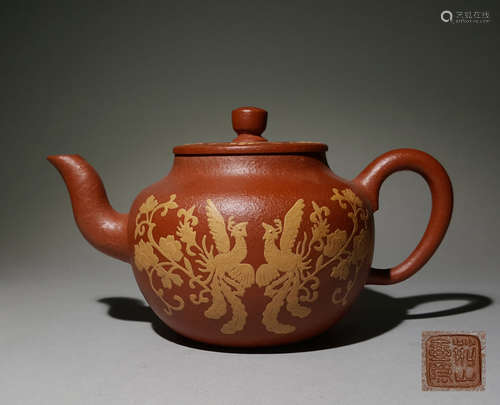 A ZISHA PURPLE CLAY TEAPOT