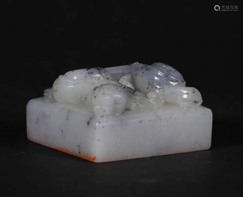 A CHINESE VINTAGE JADE  SEAL