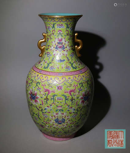 A CHINESE VINTAGE PORCELAIN BOTTLE