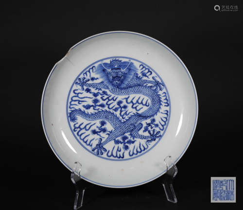 A CHINESE VINTAGE PORCELAIN PLATE