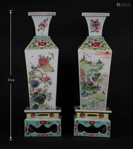 A PAIR OF CHINESE VINTAGE PORCELAIN BOTTLES