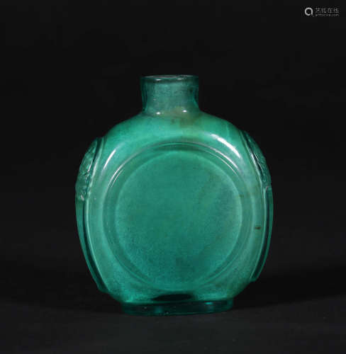 A CHINESE VINTAGE GREEN GLASS SNUFF BOTTLE