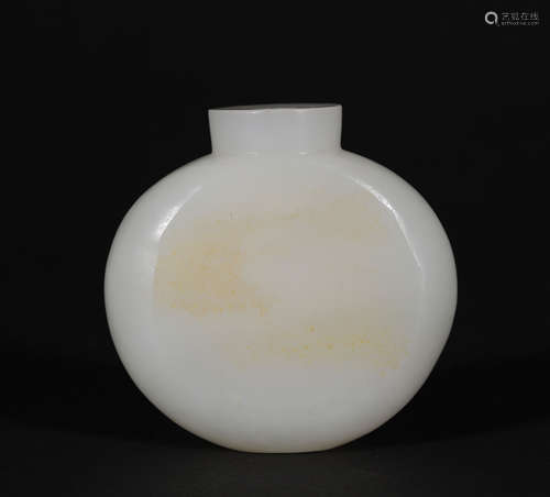 A CHINESE VINTAGE WHITE JADE SNUFF BOTTLE