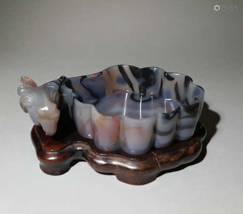 A CHINESE VINTAGE AGATE BRUSH WASHER