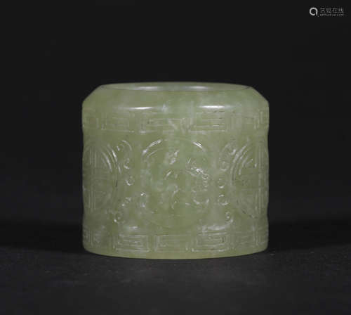 A CHINESE VINTAGE JADE THUMB RING