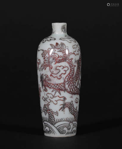 A CHINESE VINTAGE PORCELAIN SNUFF BOTTLE