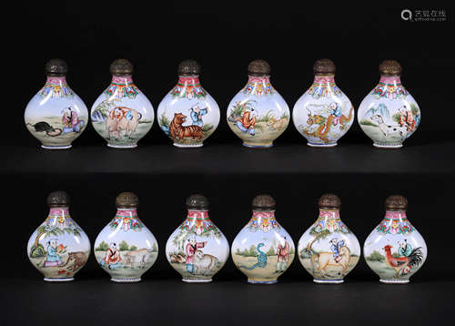 A SET OF CHINESE VINTAGE SNUFF BOTTLES