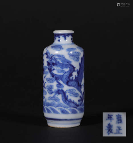 A CHINESE VINTAGE PORCELAIN SNUFF BOTTLE