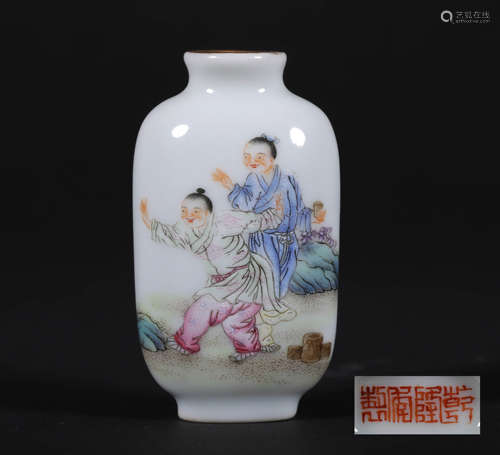 A CHINESE VINTAGE PORCELAIN SNUFF BOTTLE